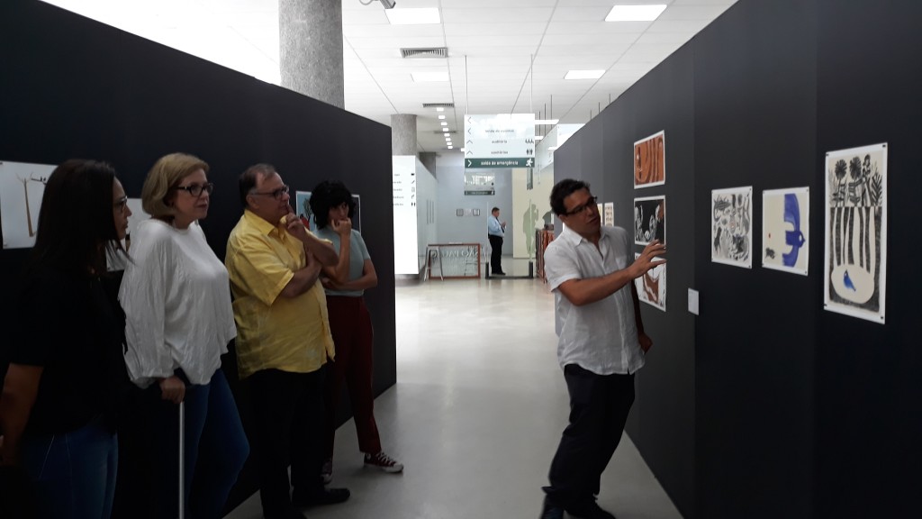 Fernando Vilela inicia uma visita guiada pela exposição "Invenções gráficas na Ilustração Ibero-americana