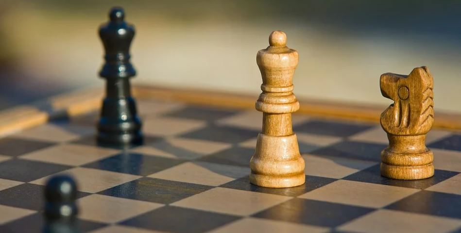 Sinta-se desafiado: as aulas de xadrez online vão começar